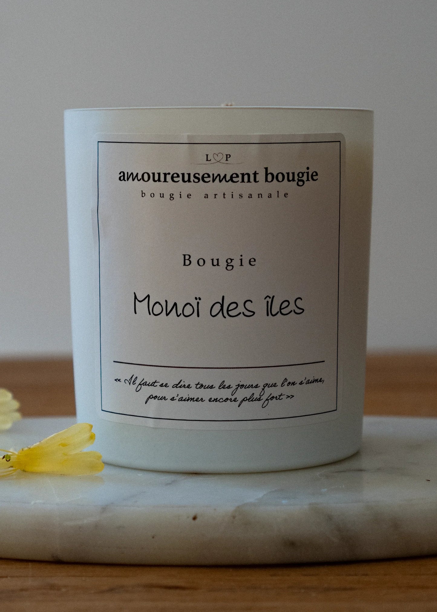 Bougie Monoï – Notes chaudes et florales - Amoureusement bougie