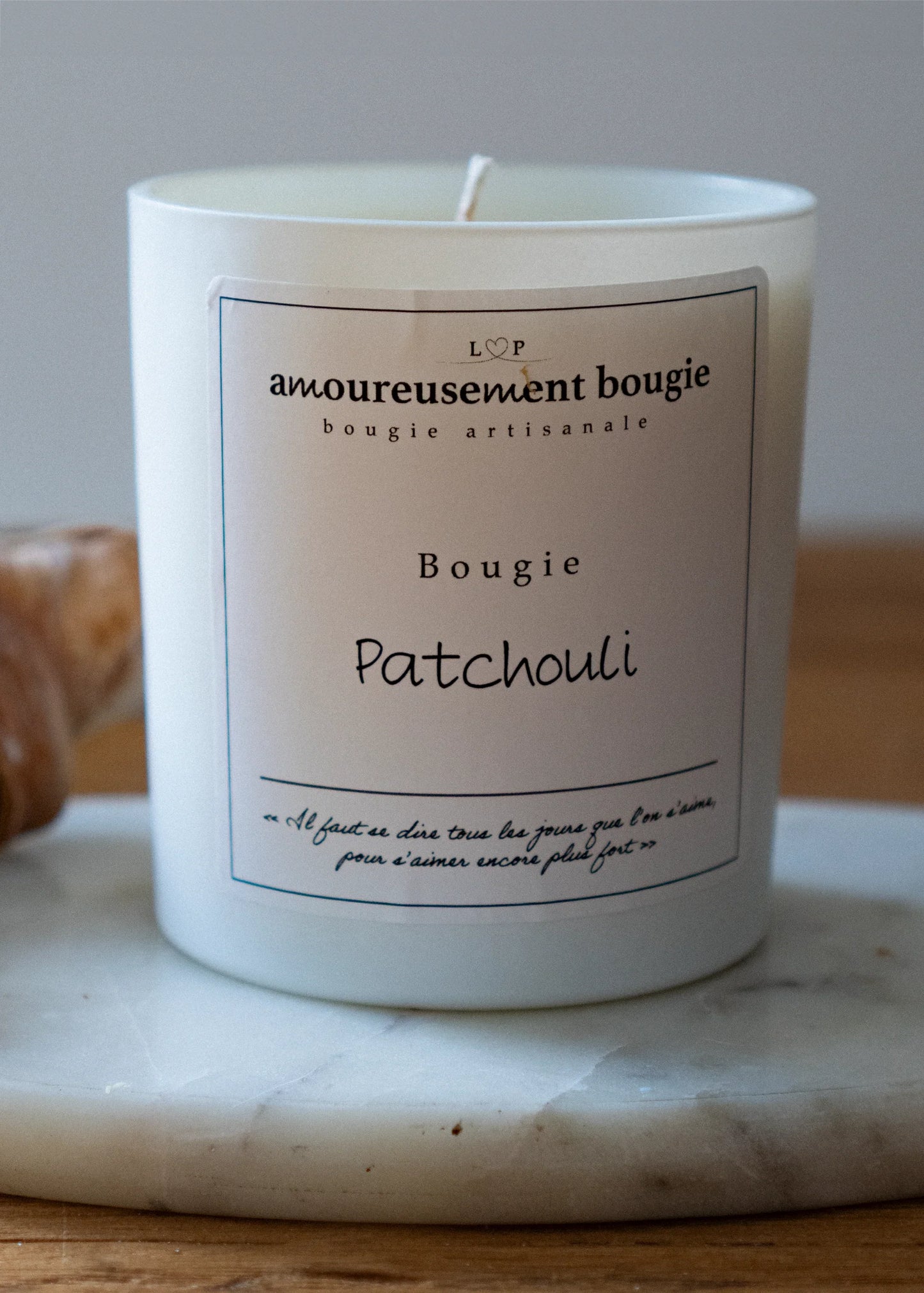 Bougie artisanale parfumée Patchouli Amoureusement bougie sur table, idée cadeau décorative.