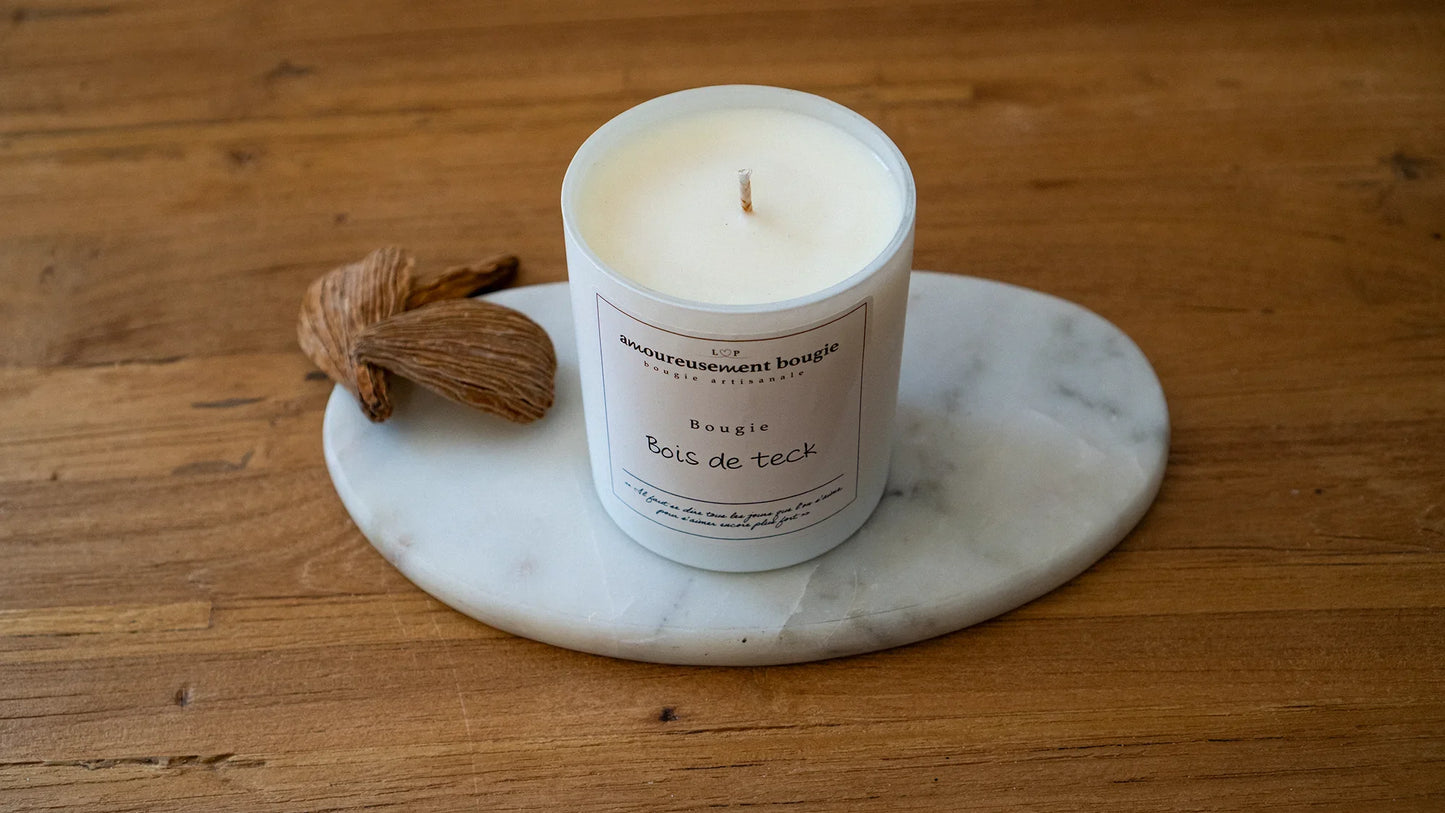 Bougie artisanale parfumée Bois de Teck Amoureusement Bougie sur plateau marbre, déco chaleureuse