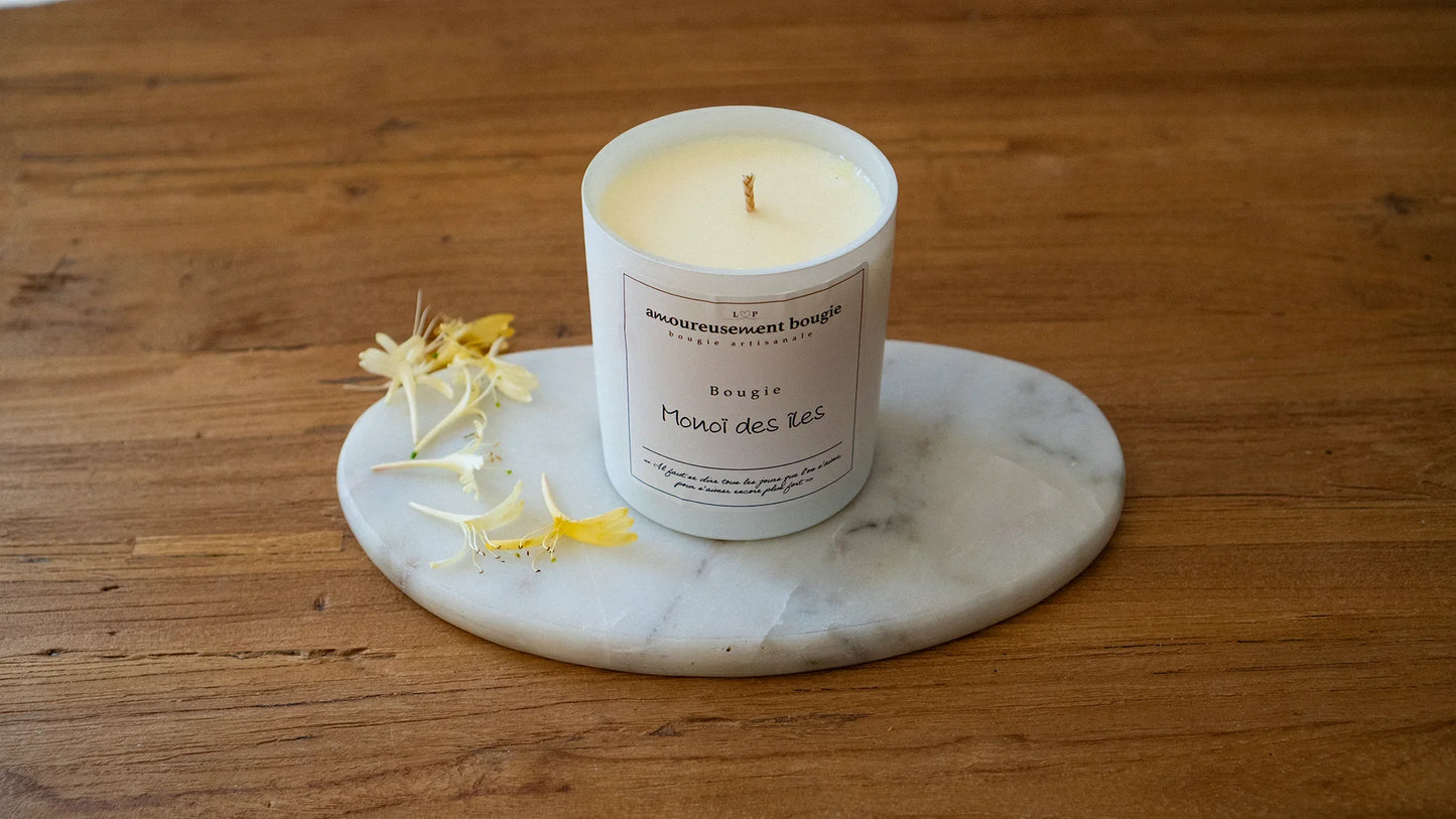 Bougie Monoï – Notes chaudes et florales - Amoureusement bougie