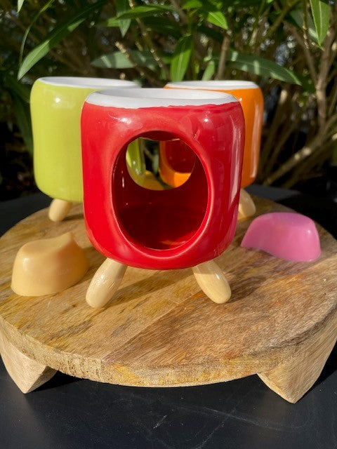 Brûle parfum cylindrique en céramique Eden avec pieds Rouge