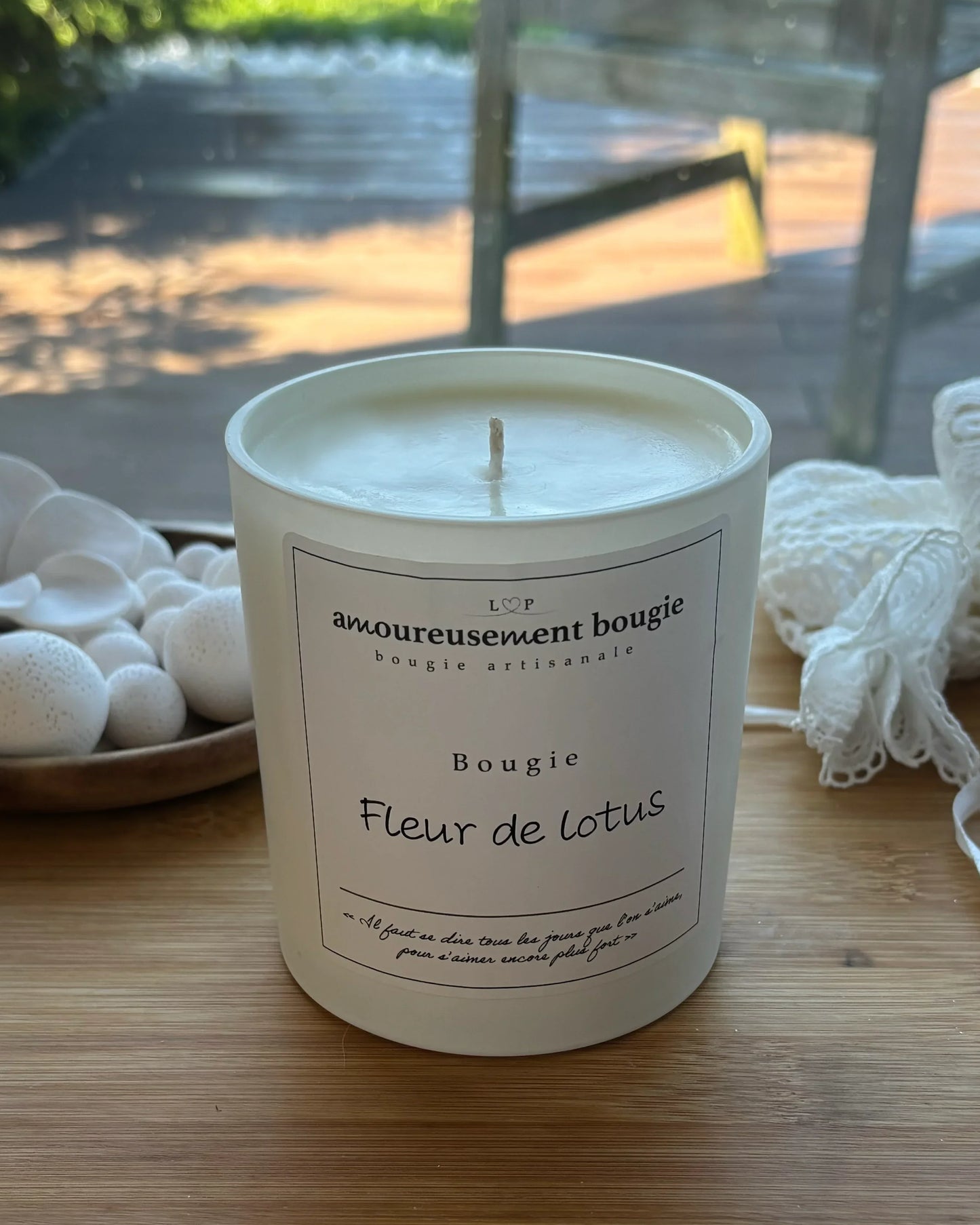 Bougie artisanale Fleur de lotus Amoureusement bougie sur table en bois, ambiance chaleureuse