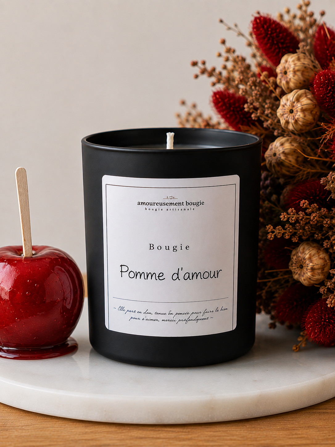 Bougie parfumée Pomme d’Amour – Le parfum gourmand des fêtes foraines Amoureusement bougie