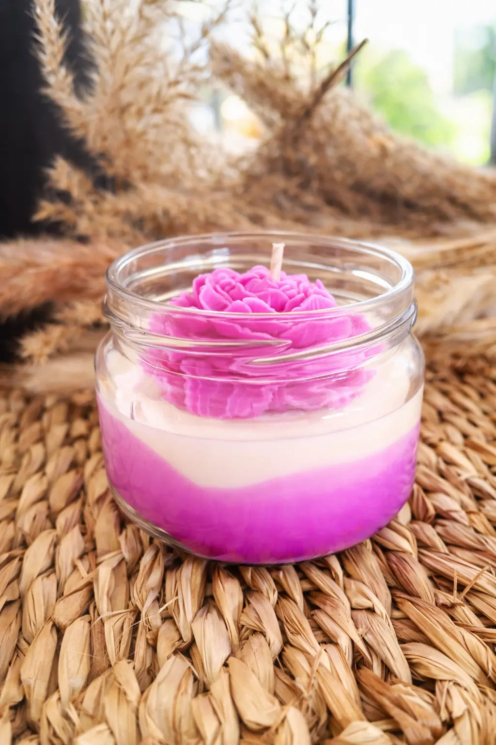 Bougie artisanale parfumée Lilas avec fleur de pivoine – Cire de soja naturelle, fabriquée main en Loire-Atlantique