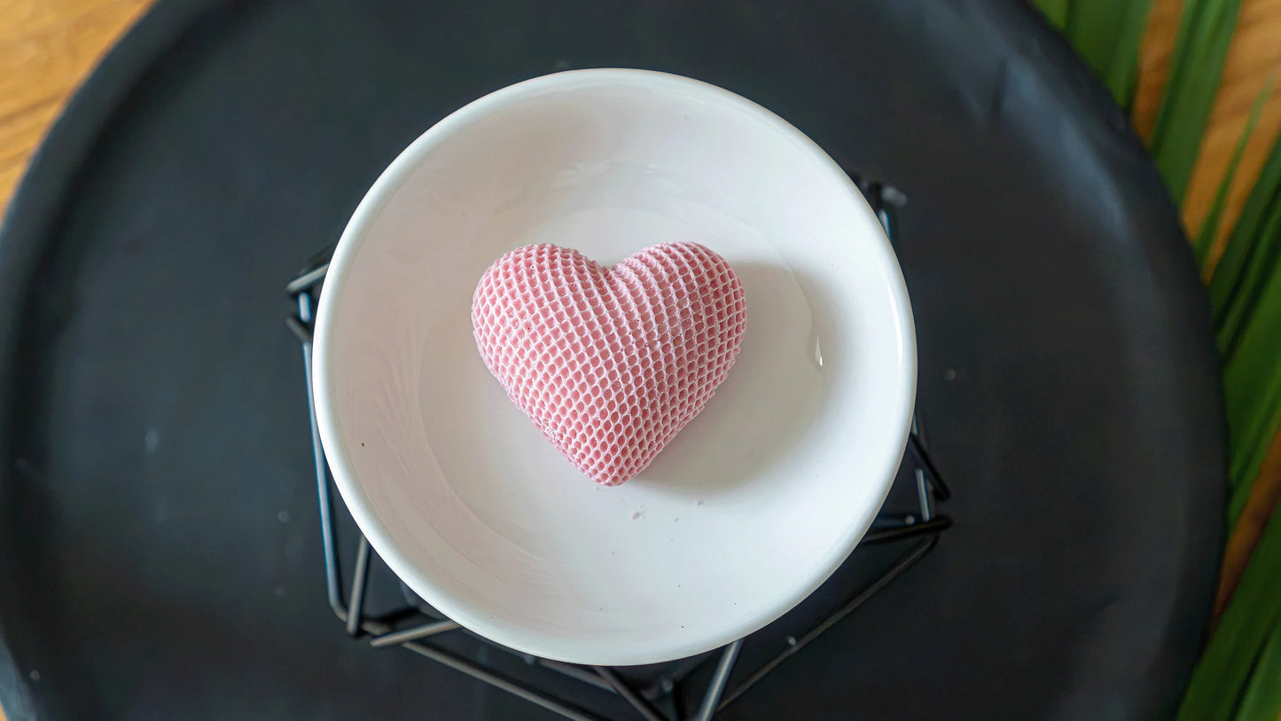 Bougie artisanale en forme de cœur rose dans une coupelle blanche, idée cadeau Amoureusement bougie