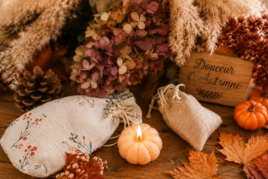 Bougies parfumées d’automne : les senteurs pour cocooner chez soi