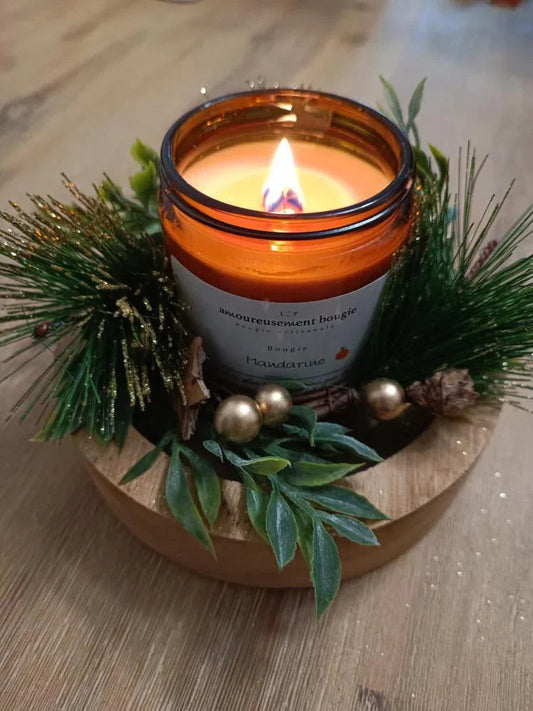 Bougie artisanale parfumée Amoureusement bougie, pot ambré, décor végétal sur support en bois.