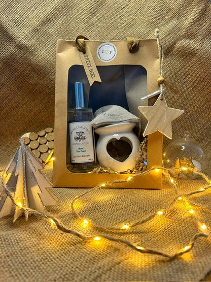 Coffret cadeau en papier Kraft avec poignée brûle parfum blanc, 3 fondants tout doux et une brume d'ambiance "Monoï""