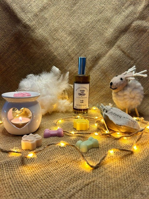 Coffret cadeau en papier Kraft avec poignée brûle parfum blanc, 5 petits fondants petits cœurs d'amour et une brume d'ambiance "Vanille"