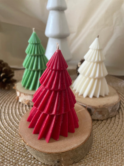 🎄 Bougie décorative en forme de sapin – Élégance naturelle pour vos tables