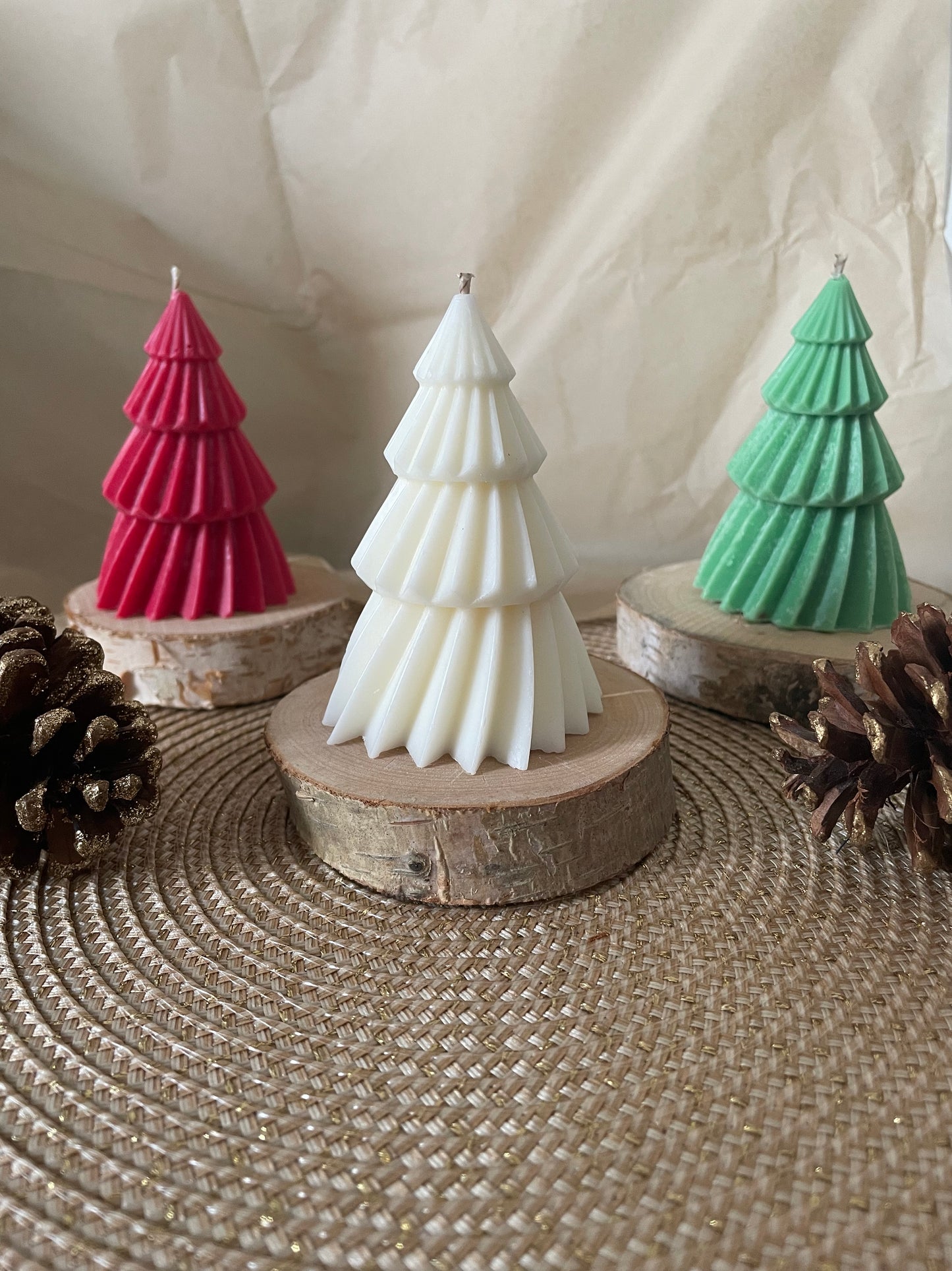 🎄 Bougie décorative en forme de sapin – Élégance naturelle pour vos tables