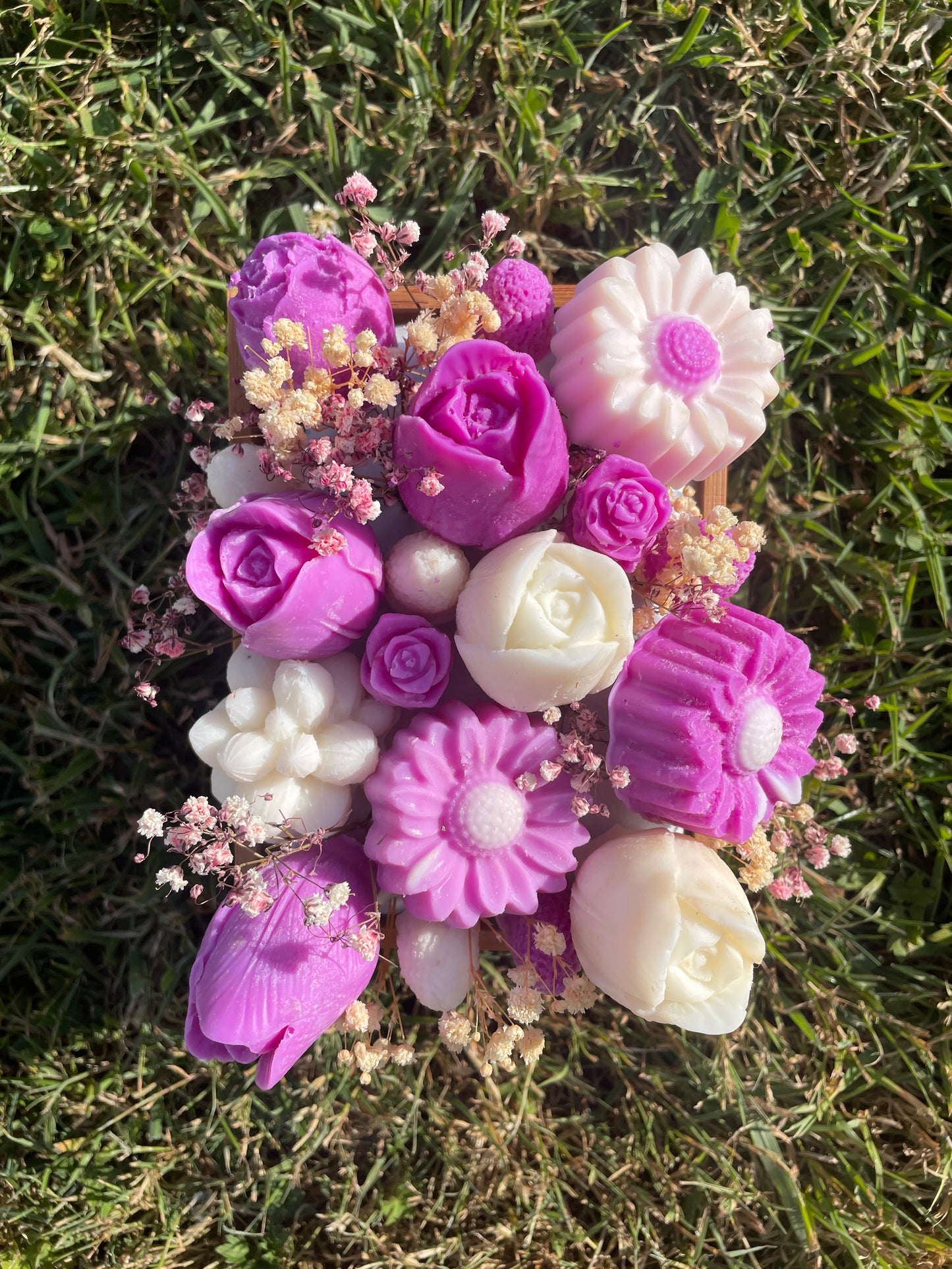 Ecrin en bois remplis de 11 à 13  fondants parfumés fleurs XL