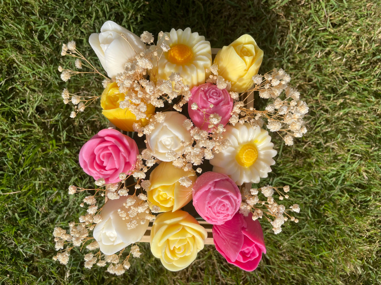 Ecrin en bois remplis de 11 à 13  fondants parfumés fleurs XL