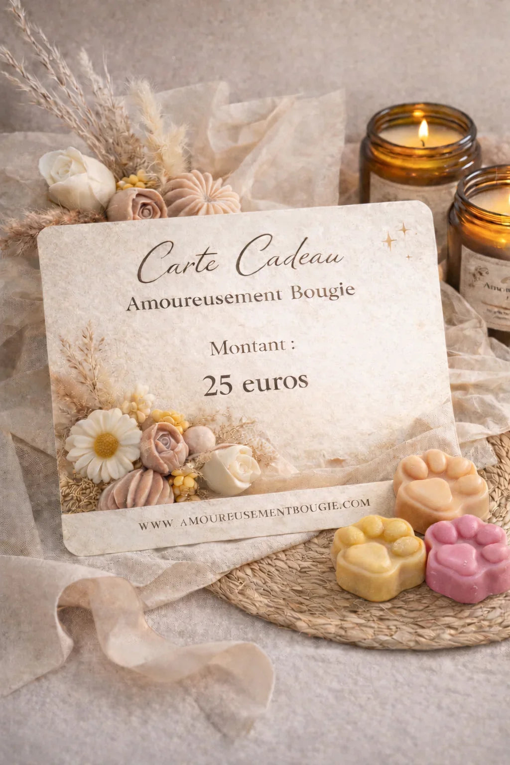 Carte cadeau Amoureusement Bougie de 25 euros, bougies artisanales et décorations florales, ambiance chaleureuse.