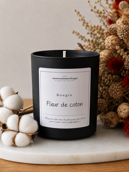 Bougie artisanale Fleur de coton – Notes douces et réconfortantes Amoureusement bougie
