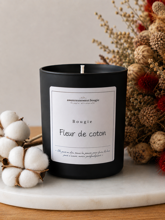 Bougie artisanale Fleur de coton – Notes douces et réconfortantes Amoureusement bougie