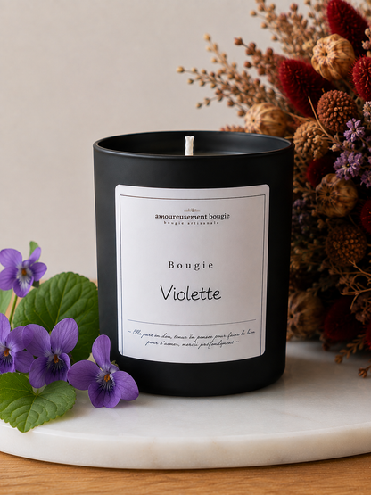 Bougie artisanale Violette – Notes florales douces et poudrées Amoureusement bougie