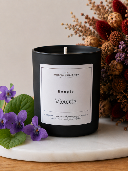 Bougie artisanale Violette – Notes florales douces et poudrées Amoureusement bougie