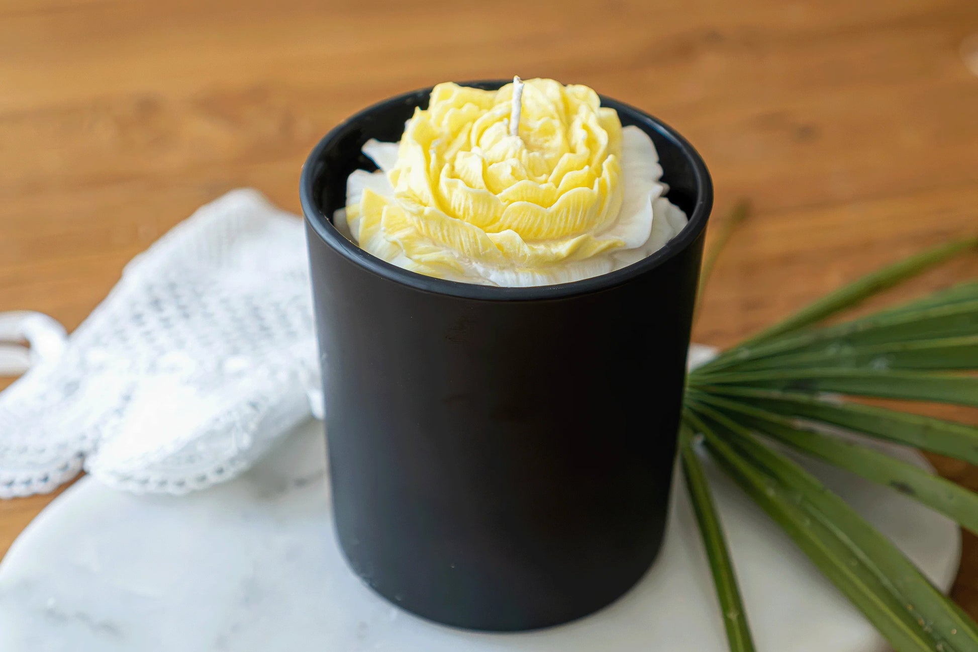 Bougie artisanale parfum Vanille des Îles avec fleur décorative, création unique en cire végétale par Amoureusement Bougie.