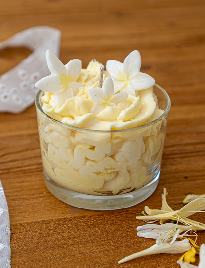 Bougie parfumée au Monoï avec fleurs blanches réalisées à la main, création artisanale.