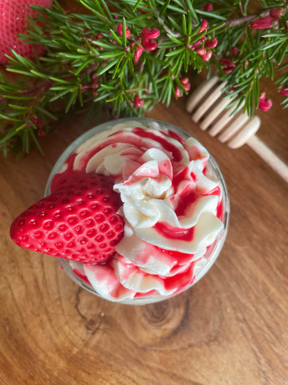 Bougie artisanale en cire de soja parfum fraise des bois, décorée de chantilly et fraise fraîche