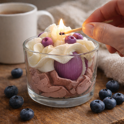 Bougie fondante artisanale au parfum gourmand myrtille muffin, fabriquée en Loire-Atlantique