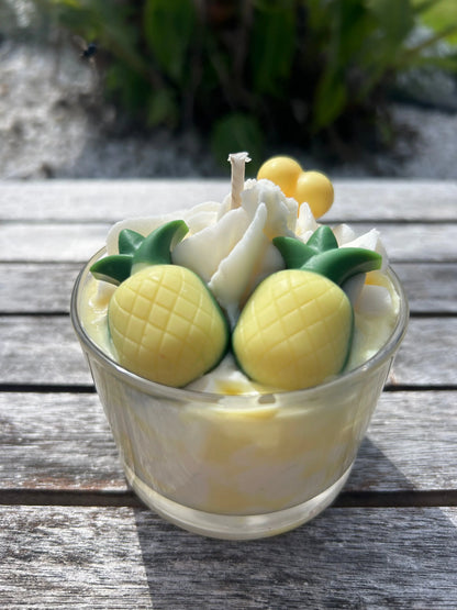 Bougie artisanale solidaire parfum Frangipanier décorée d’ananas en cire.
