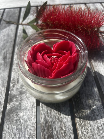 Bougie artisanale parfumée à la vanille avec fleur rouge en forme de cœur, fabriquée à la main.