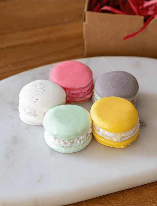 Fondants parfumés  5 macarons " Vanille, Fraise des bois, Fleur de coton, Pêche, Caramel au beurre salé"